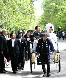 挙式の後は400年の歴史を持つ武家屋敷通りを「人力車」で。
